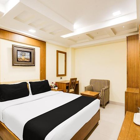 Super Townhouse Oak Alandur Near Chennai Airport Formerly Vijay Park Exterior photo
