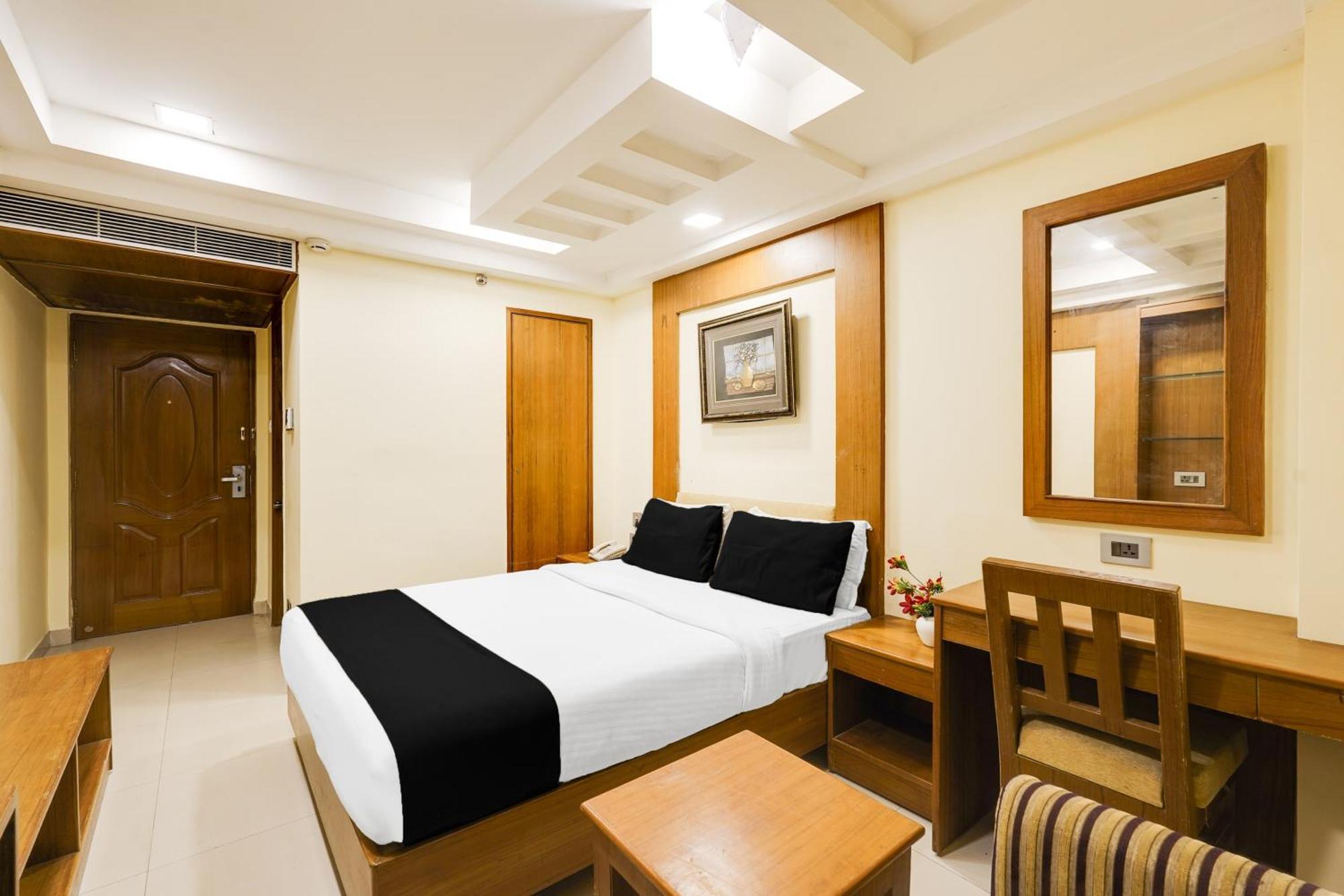Super Townhouse Oak Alandur Near Chennai Airport Formerly Vijay Park Exterior photo