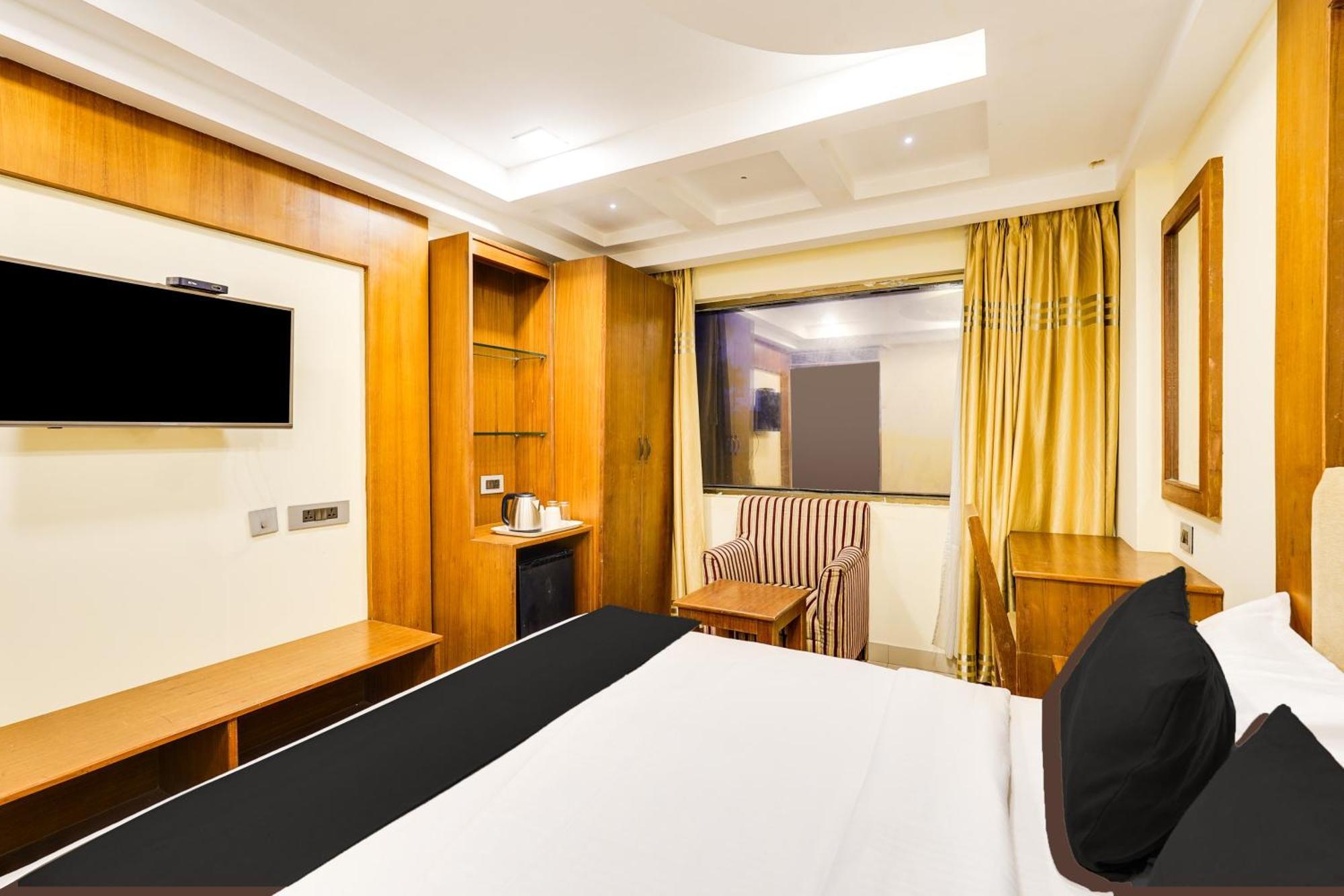 Super Townhouse Oak Alandur Near Chennai Airport Formerly Vijay Park Exterior photo
