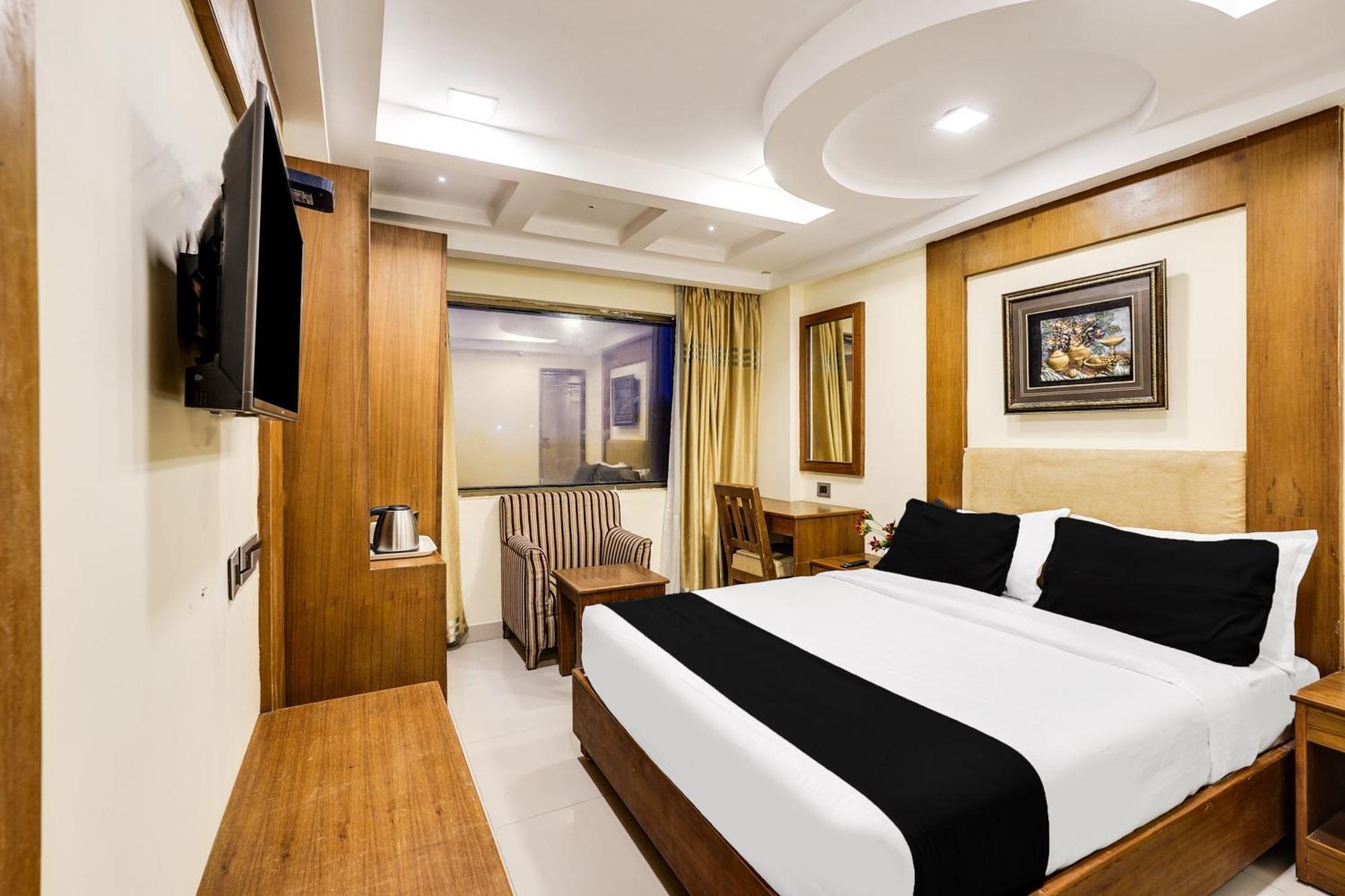 Super Townhouse Oak Alandur Near Chennai Airport Formerly Vijay Park Exterior photo
