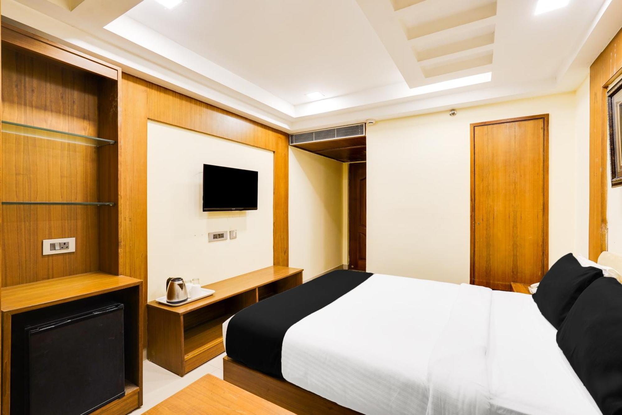Super Townhouse Oak Alandur Near Chennai Airport Formerly Vijay Park Exterior photo