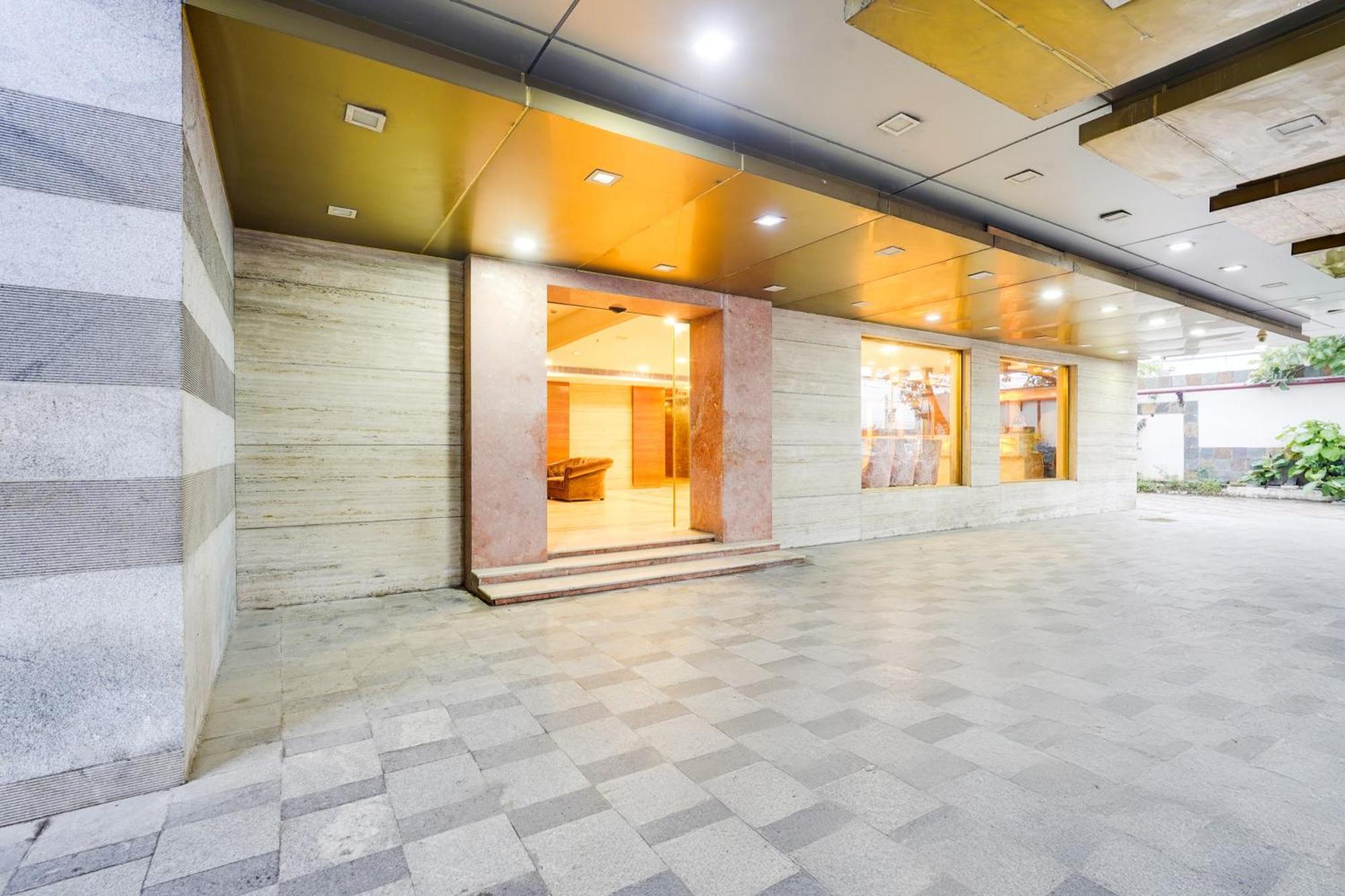 Super Townhouse Oak Alandur Near Chennai Airport Formerly Vijay Park Exterior photo