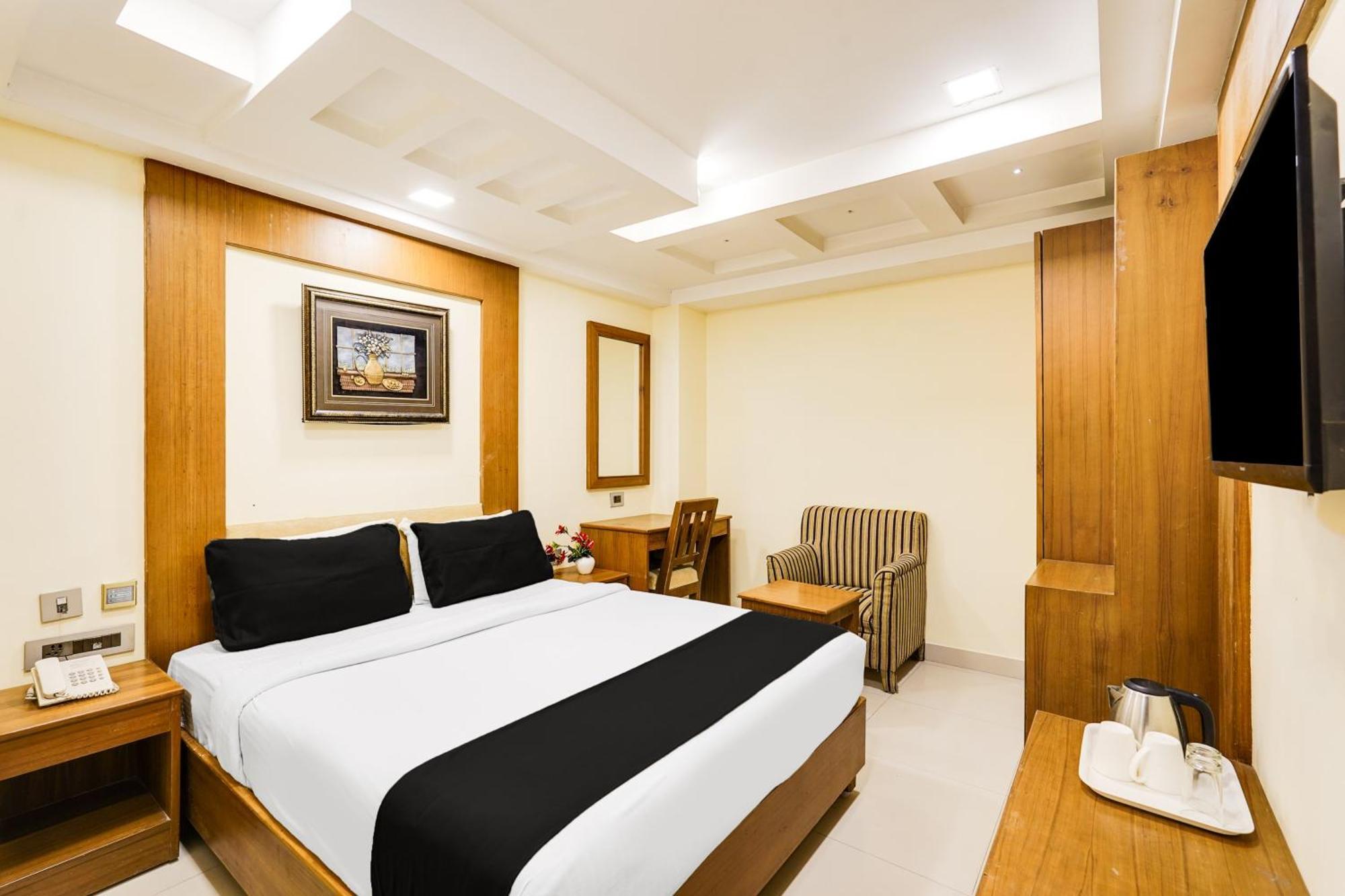 Super Townhouse Oak Alandur Near Chennai Airport Formerly Vijay Park Exterior photo