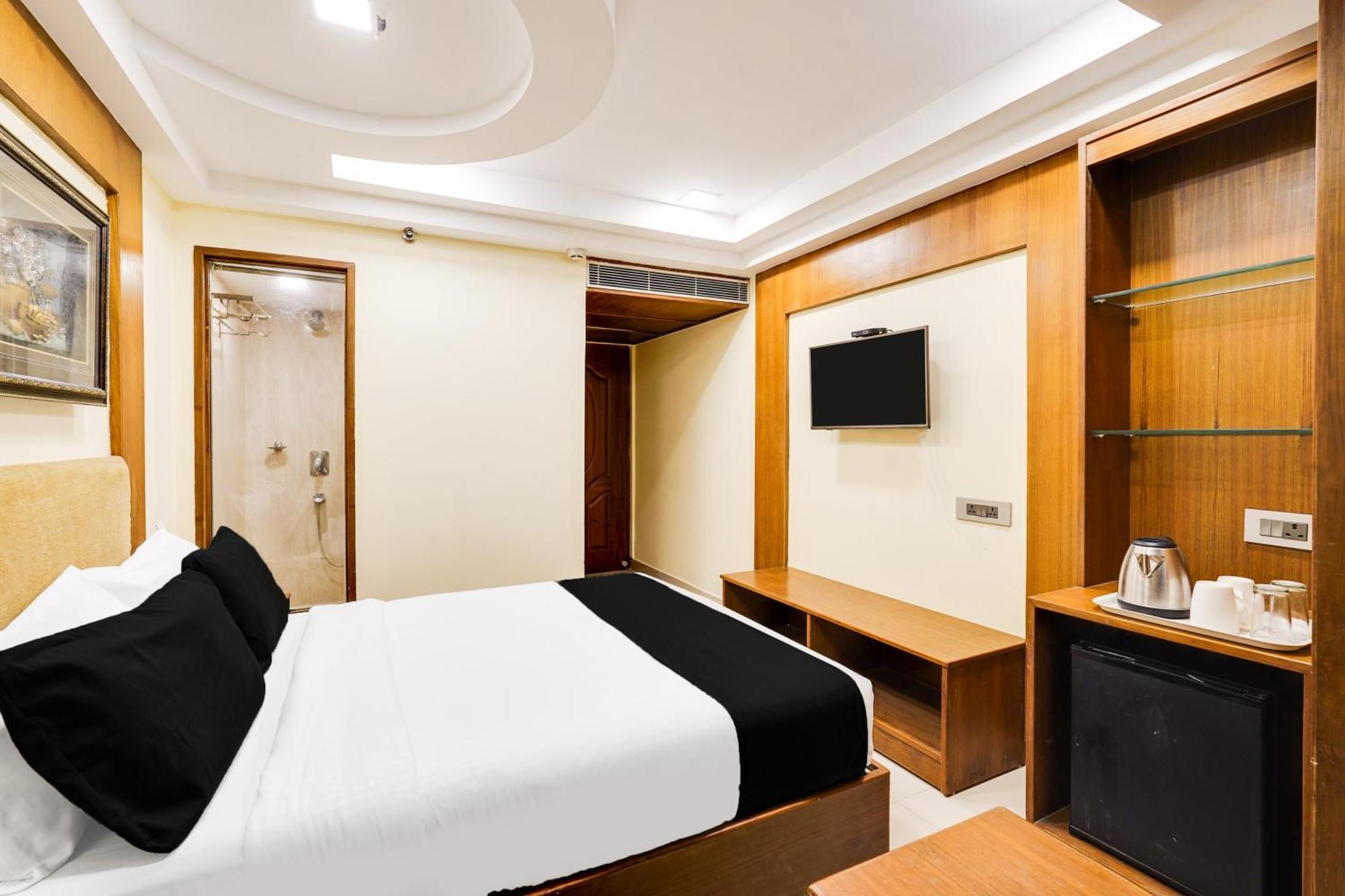 Super Townhouse Oak Alandur Near Chennai Airport Formerly Vijay Park Exterior photo