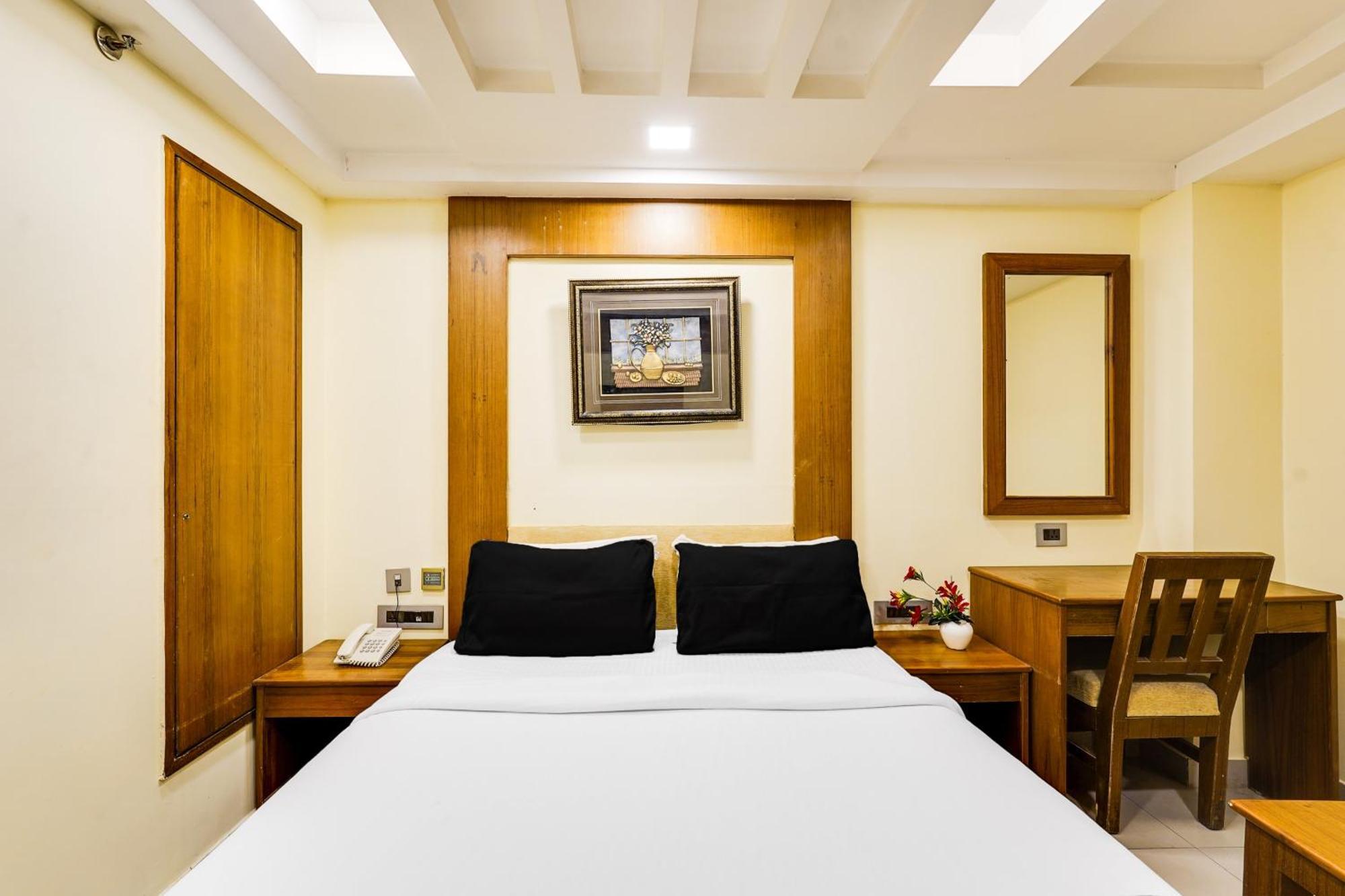 Super Townhouse Oak Alandur Near Chennai Airport Formerly Vijay Park Exterior photo
