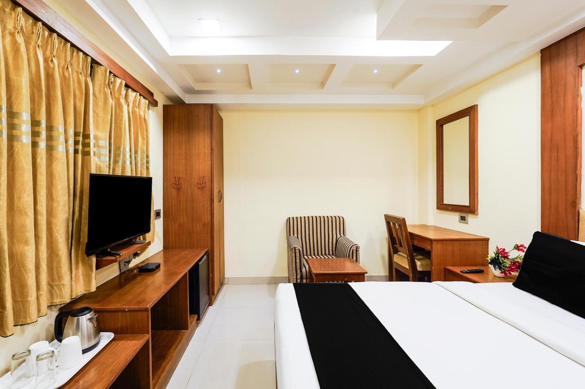 Super Townhouse Oak Alandur Near Chennai Airport Formerly Vijay Park Exterior photo