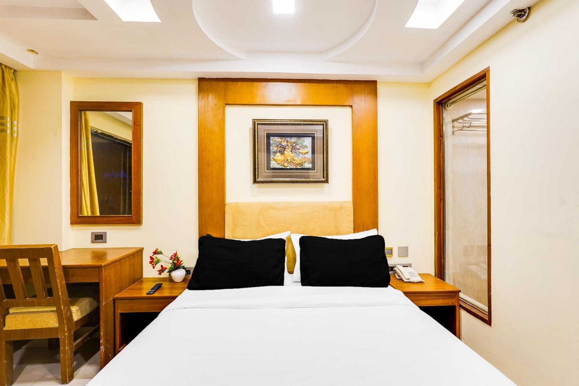Super Townhouse Oak Alandur Near Chennai Airport Formerly Vijay Park Exterior photo