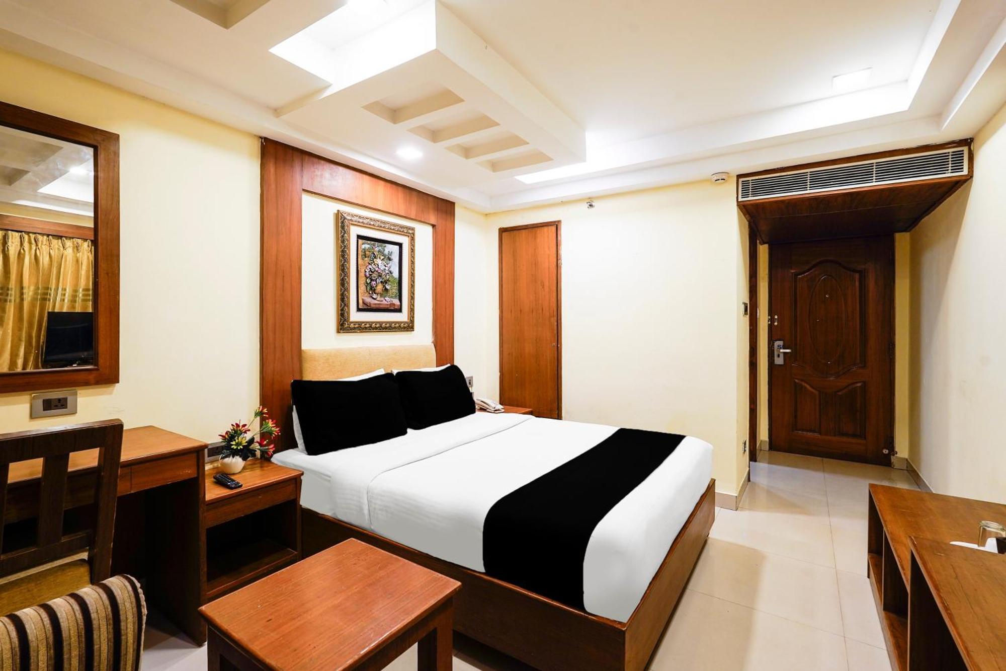 Super Townhouse Oak Alandur Near Chennai Airport Formerly Vijay Park Exterior photo