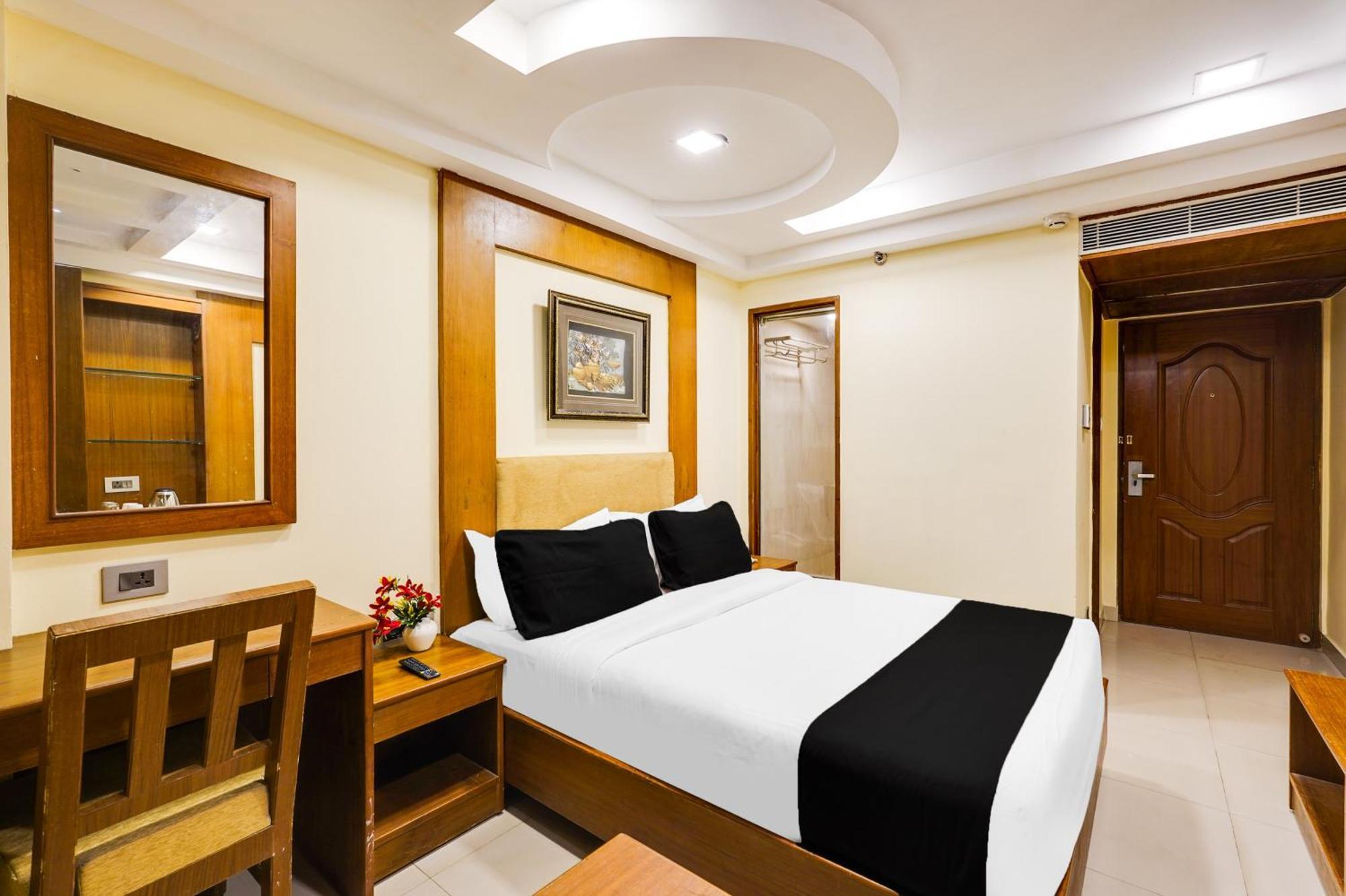 Super Townhouse Oak Alandur Near Chennai Airport Formerly Vijay Park Exterior photo