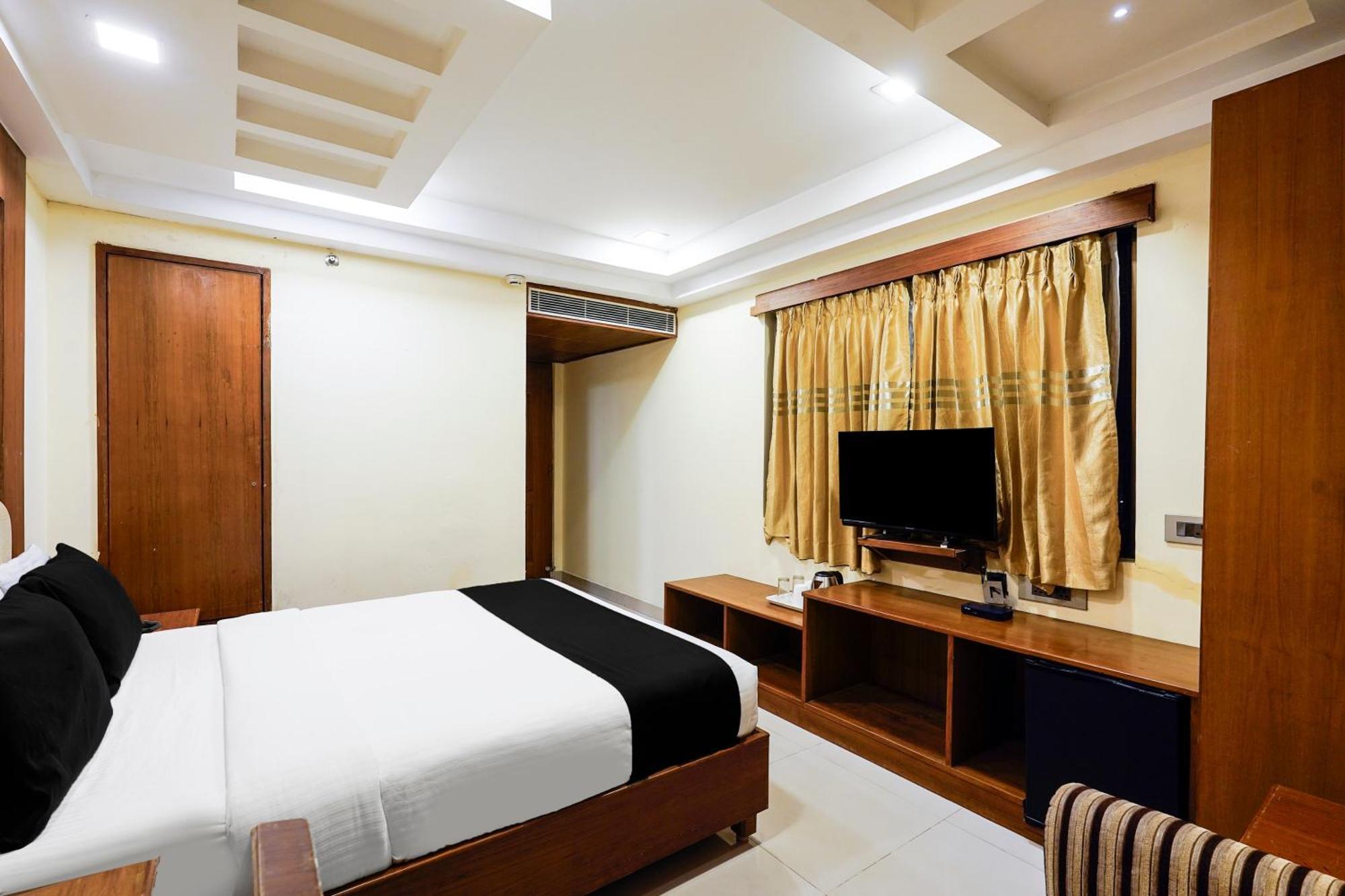 Super Townhouse Oak Alandur Near Chennai Airport Formerly Vijay Park Exterior photo