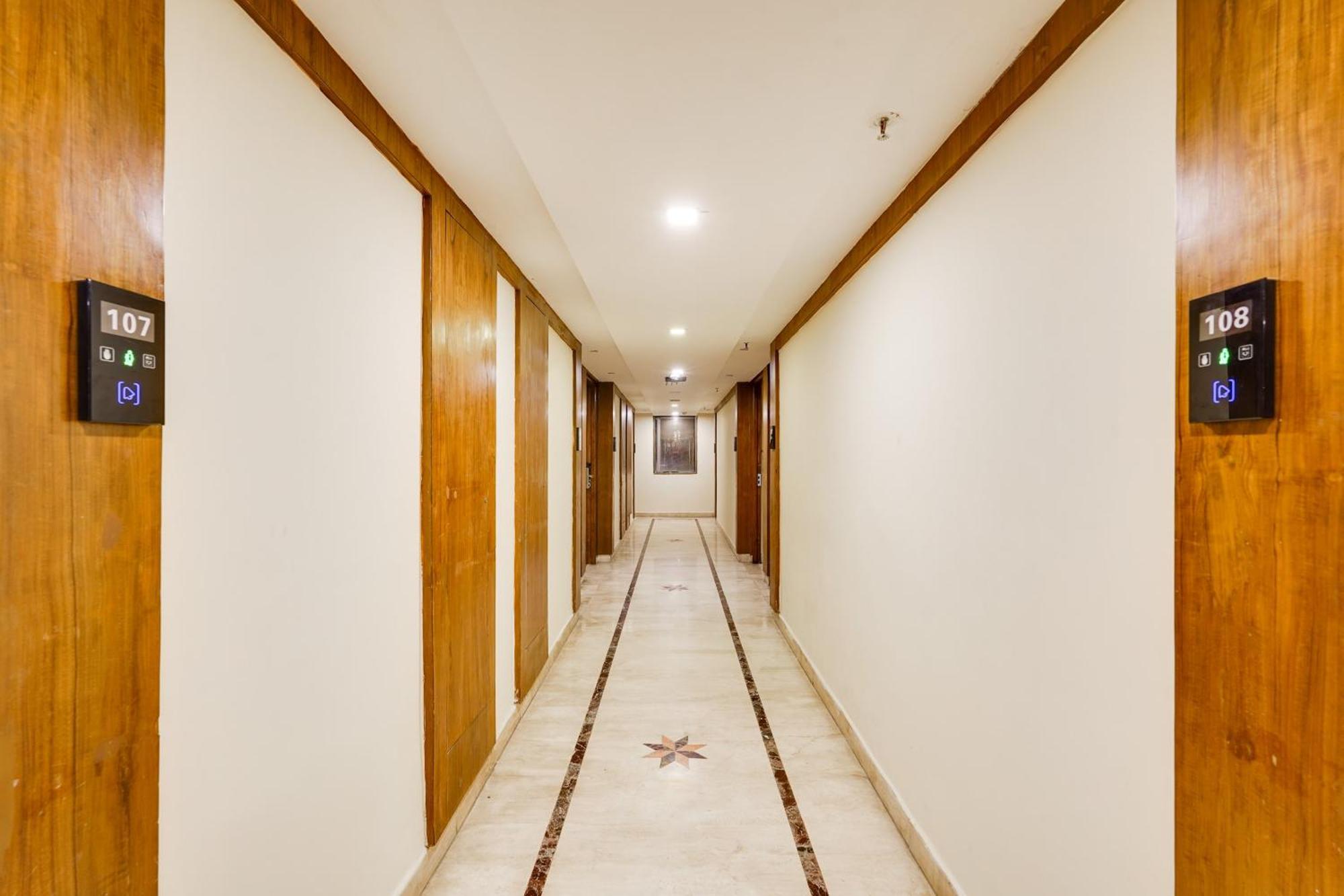 Super Townhouse Oak Alandur Near Chennai Airport Formerly Vijay Park Exterior photo